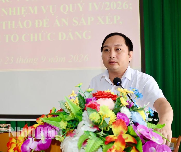 Lãnh đạo UBND xã Hải Anh báo cáo kết quả thực hiện các nhiệm vụ trọng tâm phát triển kinh tế - xã hội 9 tháng đầu năm 2026.