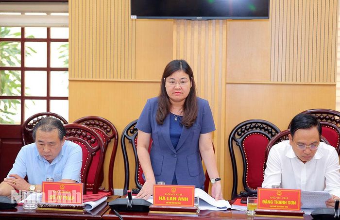 Đồng chí Hà Lan Anh, Tỉnh ủy viên, Phó Chủ tịch UBND tỉnh phát biểu tại hội nghị.