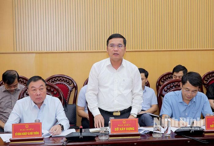 Đồng chí Nguyễn Văn Lượng, Ủy viên Ban Thường vụ Tỉnh ủy, Giám đốc Sở Xây dựng phát biểu tại hội nghị.