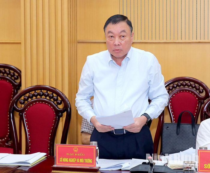 Đồng chí Đinh Văn Tiên, Ủy viên Ban Thường vụ Tỉnh ủy, Giám đốc Sở Nông nghiệp và Môi trường phát hiểu tại hội nghị.