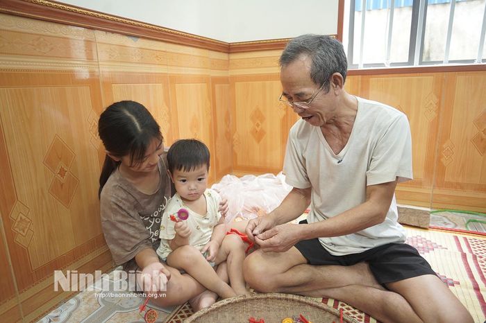 Niềm vui khi được cầm trên tay chiếc trống bỏi