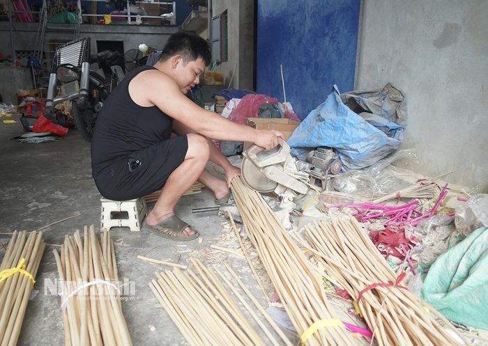 Cán đèn ông sao được làm từ thân cây đay được chuốt kĩ.