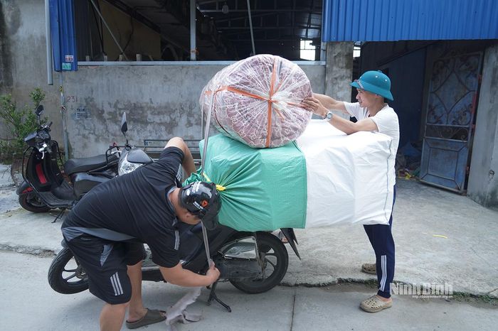 Những chiếc đèn ông sao làng Báo Đáp được xuất đi nhiều địa phương trên cả nước.