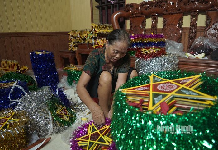 Gia đình ông Nguyễn Văn Bé đang hoàn tất các công đoạn cuối cùng trước khi xuất những lô đèn ông sao thành phẩm.