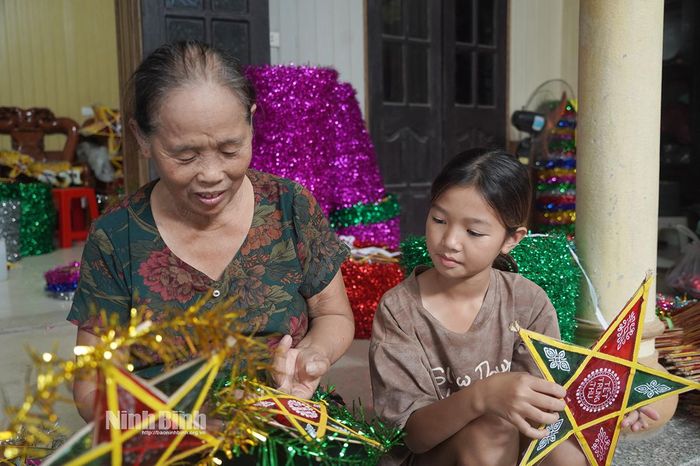 Trẻ em làng nghề Báo Đáp được tiếp xúc với nghề làm đèn ông sao từ khá sớm.
