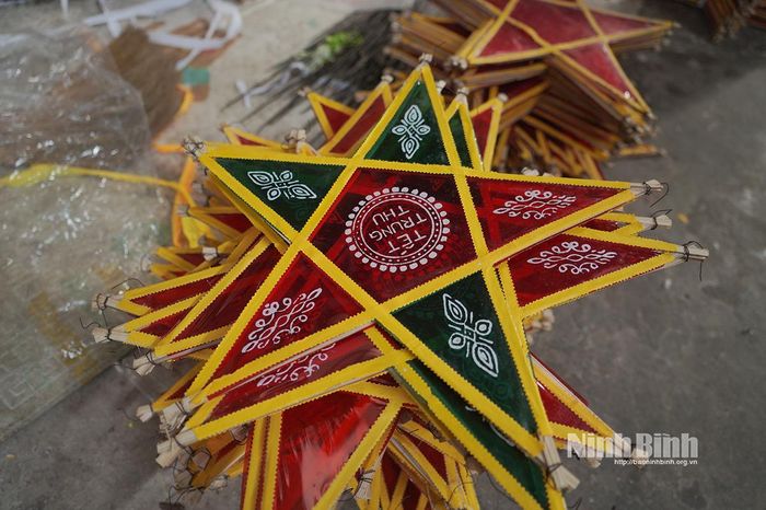Thành phẩm đèn ông sao Báo Đáp rực rỡ sắc màu.