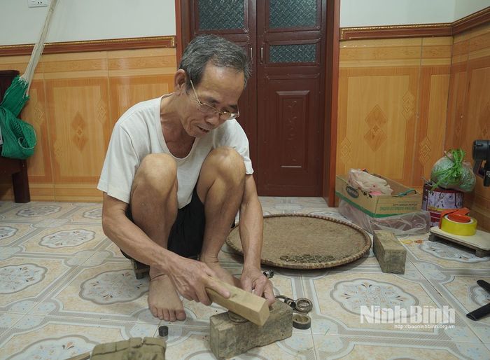 Ông Hưởng làm tang trống từ đất sét.