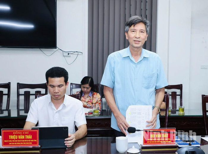 Đồng chí Bùi Văn Tuất, Phó Chủ tịch Ủy ban MTTQ Việt Nam tỉnh, Chủ tịch Hội Cựu chiến binh tỉnh phát biểu tại hội nghị.