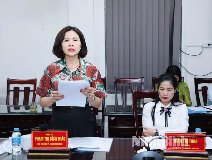 Đồng chí Phạm Thị Bích Thảo, Phó Chủ tịch Ủy ban MTTQ Việt Nam tỉnh phát biểu tại hội nghị.