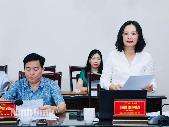 Đồng chí Trần Thị Ngân, Phó Chủ tịch Uỷ ban MTTQ Việt Nam tỉnh phát biểu tại hội nghị.