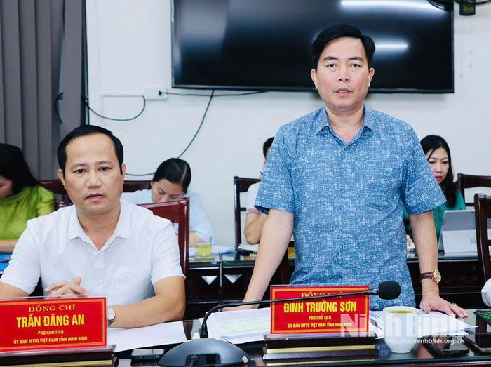 Đồng chí Đinh Trường Sơn, Phó Chủ tịch Ủy ban MTTQ Việt Nam tỉnh phát biểu tại hội nghị.