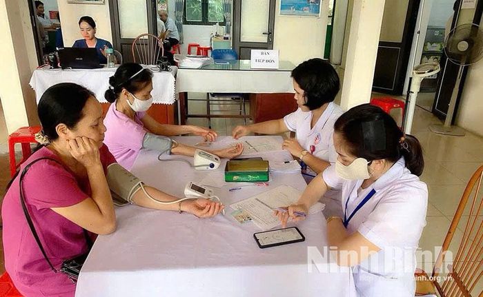 Trạm Y tế phường Hoa Lư phối hợp cùng Bệnh viện Đa khoa Hoa Lư khám sức khoẻ định kỳ cho người dân.
