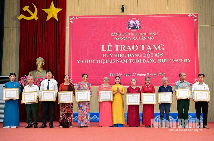 Đồng chí Bùi Thị Thu Hiền, Bí thư Đảng uỷ, Chủ tịch HĐND xã trao tặng Huy hiệu Đảng đợt 2/9 cho các đảng viên.
