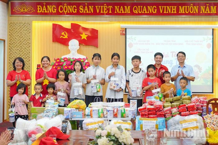 Lãnh đạo Hội Chữ thập đỏ tỉnh và các nhà hảo tâm tặng quà cho trẻ em đang được chăm sóc, nuôi dưỡng tại Trung tâm Bảo trợ xã hội Ninh Bình.