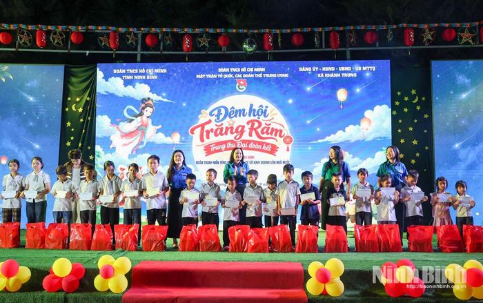 Các đồng chí lãnh đạo trao tặng học bổng “Nâng bước em tới trường” cho các em thiếu niên, nhi đồng có hoàn cảnh khó khăn vươn lên trong học tập.