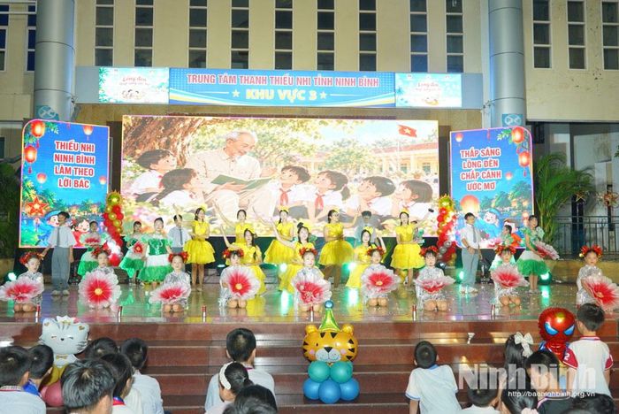 Tiết mục văn nghệ tại chương trình. Ảnh: Diệu Linh