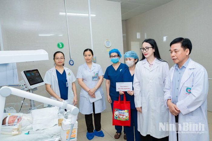 Đoàn công tác đến thăm, động viên và trao tặng quà cho các cháu thiếu nhi đang điều trị tại Bệnh viện Sản Nhi. Ảnh: Ngọc Linh