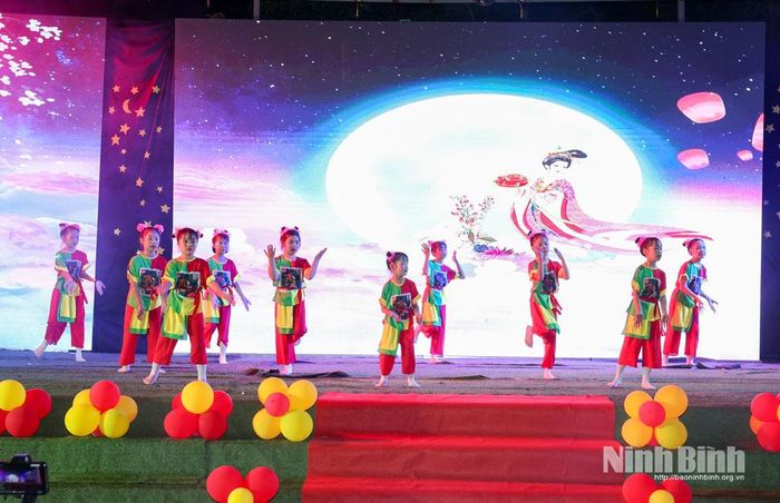 Tiết mục văn nghệ của các cháu thiếu nhi tại chương trình. Ảnh: Minh Quang