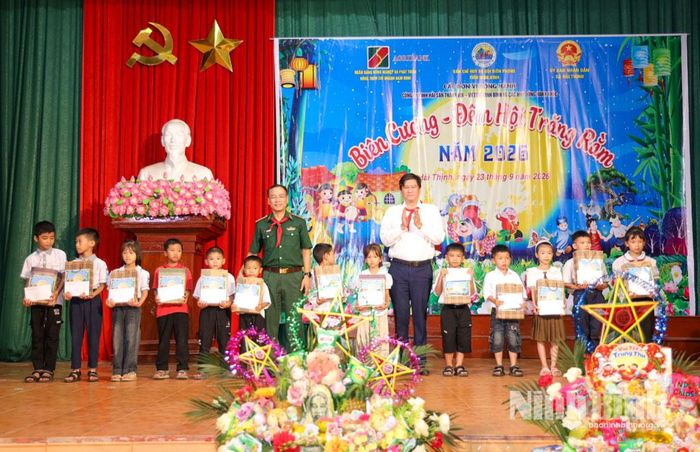 Lãnh đạo Ban Chỉ huy BĐBP tỉnh và xã Hải Thịnh tặng quà cho các em thiếu nhi trên địa bàn xã. Ảnh: Văn Huỳnh