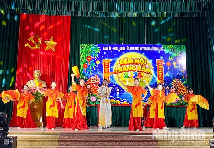 Tiết mục văn nghệ của học sinh Trường THCS Ninh Giang tại Chương trình. Ảnh: Minh Thuận