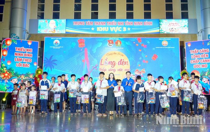 Đồng chí Trần Ngọc Nam, Tỉnh ủy viên, Phó Chủ tịch Uỷ ban MTTQ Việt Nam tỉnh, Bí thư Tỉnh đoàn trao quà cho học sinh có hoàn cảnh khó khăn. Ảnh: Diệu Linh