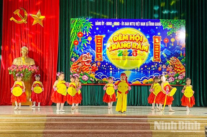 Tiết mục văn nghệ của các cháu Trường Mầm non Ninh Giang. Ảnh: Minh Thuận