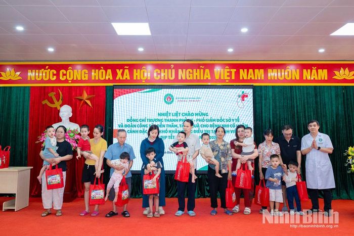 Lãnh đạo Bệnh viện Sản Nhi tỉnh trao quà cho các bệnh nhi có hoàn cảnh đặc biệt khó khăn. Ảnh: Ngọc Linh