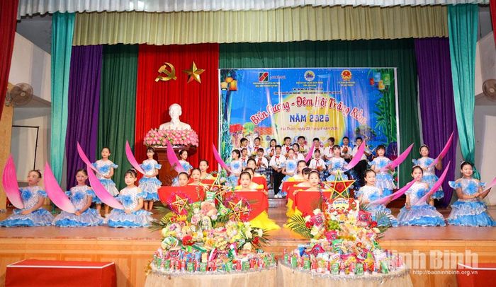 Biểu diễn văn nghệ tại chương trình. Ảnh: Văn Huỳnh