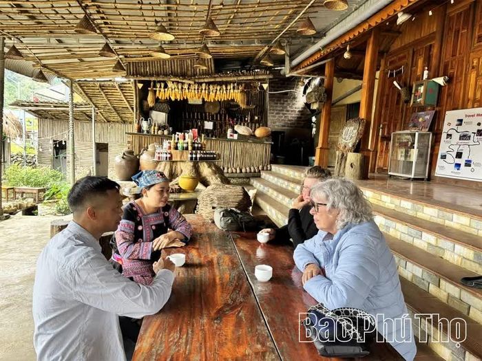 Khách du lịch trải nghiệm không gian văn hóa, cảnh quan tại xã Pà Cò.