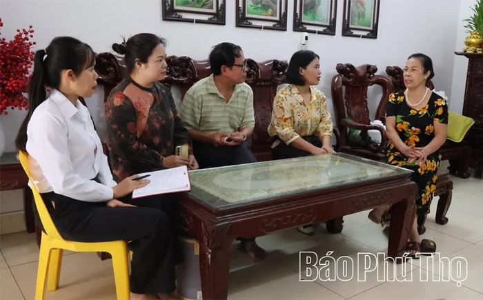 Đại diện cấp ủy Chi bộ Tổ dân phố số 1, phường Thống Nhất thường xuyên nắm bắt đời sống, tâm tư nguyện vọng của Nhân dân, góp phần nâng cao chất lượng công tác chỉ đạo, điều hành.