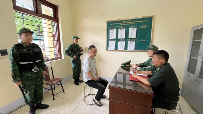 Một trong các đối tượng làm việc với Bộ đội biên phòng. Ảnh: Trung Dũng.