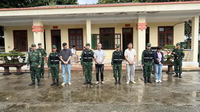 Bốn đối tượng xuất nhập cảnh trái phép bị Bộ đội biên phòng bắt giữ. Ảnh: Trung Dũng.