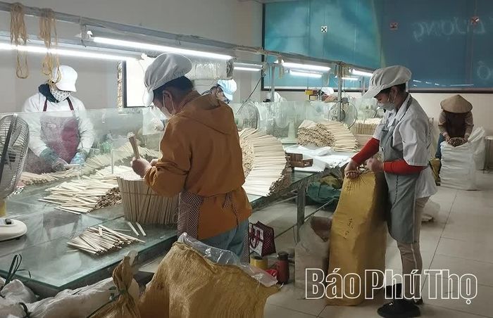 Công nhân sản xuất đũa xuất khẩu tại Công ty TNHH Đũa xuất khẩu Ngọc Ánh, xã Bằng Luân.