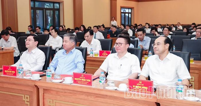 Các đồng chí Ủy viên Ban Thường vụ Tỉnh ủy và đại biểu tham dự hội nghị.