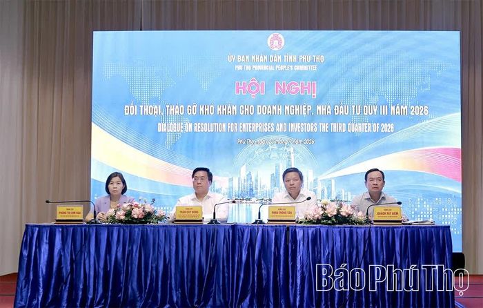 Đồng chí Chủ tịch UBND tỉnh Trần Duy Đông và các Phó Chủ tịch UBND tỉnh chủ trì đối thoại.
