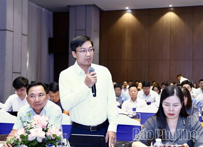 Giám đốc Sở Xây dựng trao đổi làm rõ những kiến nghị của doanh nghiệp liên quan đến lĩnh vực do ngành quản lý.