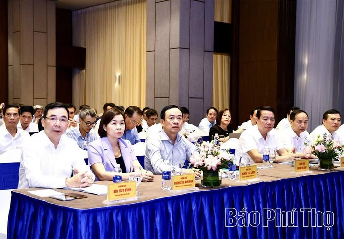 Phó Bí thư Tỉnh uỷ Bùi Huy Vĩnh và các đại biểu dự hội nghị đối thoại.