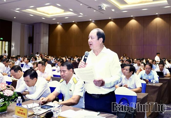 Trưởng Ban Quản lý các khu công nghiệp tỉnh trả lời kiến nghị của doanh nghiệp.