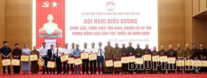 Các đồng chí: Phó Chủ tịch Thường trực Ủy ban MTTQ tỉnh Đinh Công Thực; Phó Chủ tịch UBND tỉnh Đinh Công Sứ trao quà, vinh danh các chức sắc, chức việc tôn giáo, người có uy tín tiêu biểu năm 2026.