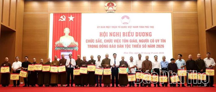 Các đồng chí: Giám đốc Sở Dân tộc và Tôn giáo Nguyễn Hải; Phó Chủ tịch Ủy ban MTTQ tỉnh Bùi Văn Luyến trao quà, vinh danh các chức sắc, chức việc tôn giáo, người có uy tín tiêu biểu năm 2026.