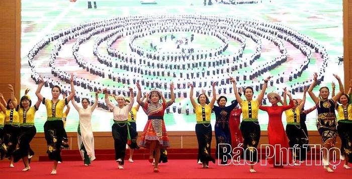 Chương trình văn nghệ đặc sắc chào mừng hội nghị.