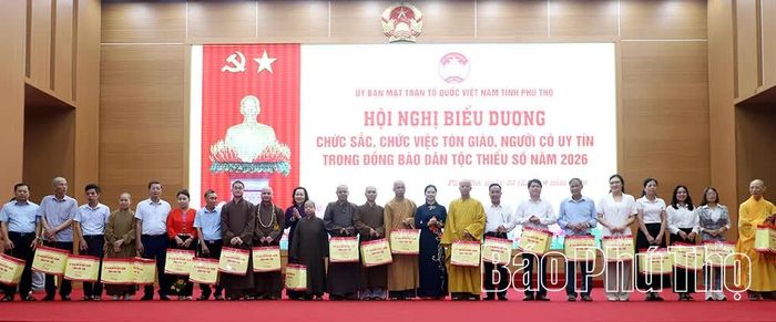 Các đồng chí: Phó Bí thư Tỉnh ủy, Chủ tịch Ủy ban MTTQ tỉnh Bùi Thị Minh; Phó Chủ tịch HĐND tỉnh Nguyễn Thị Cẩm Phương trao quà, vinh danh các chức sắc, chức việc tôn giáo và người có uy tín tiêu biểu năm 2026.