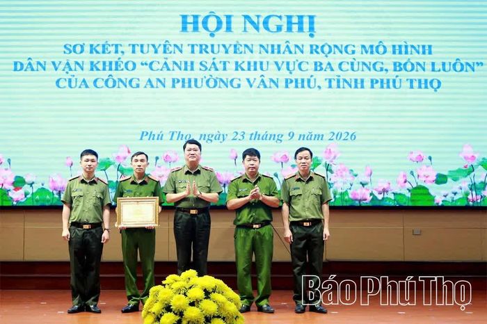 Cục trưởng Cục Xây dựng phong trào bảo vệ an ninh Tổ quốc tặng Bằng khen cho tập thể có thành tích xuất sắc trong xây dựng, nhân rộng các mô hình "Dân vận khéo" trong lực lượng công an nhân dân.