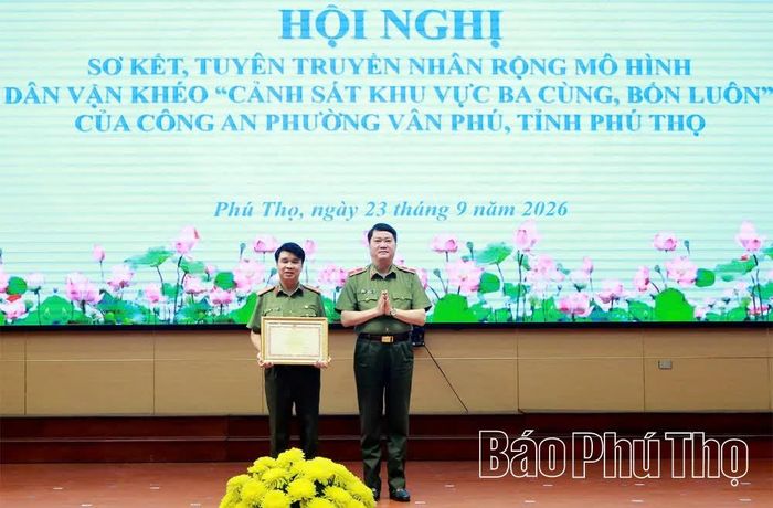 Cục trưởng Cục Xây dựng phong trào bảo vệ an ninh Tổ quốc tặng Bằng khen cho cá nhân có thành tích xuất sắc trong xây dựng, nhân rộng mô hình "Dân vận khéo" trong lực lượng công an nhân dân.
