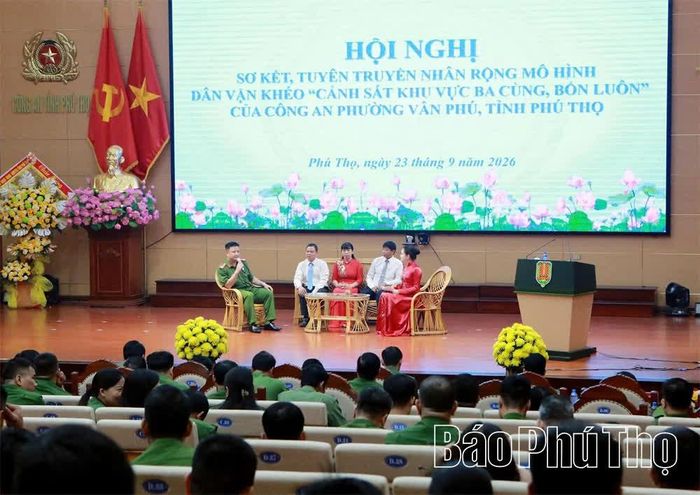 Chương trình giao lưu với các tập thể, cá nhân tham gia thực hiện mô hình Dân vận khéo "Cảnh sát khu vực 3 cùng, 4 luôn" của Công an phường Vân Phú.