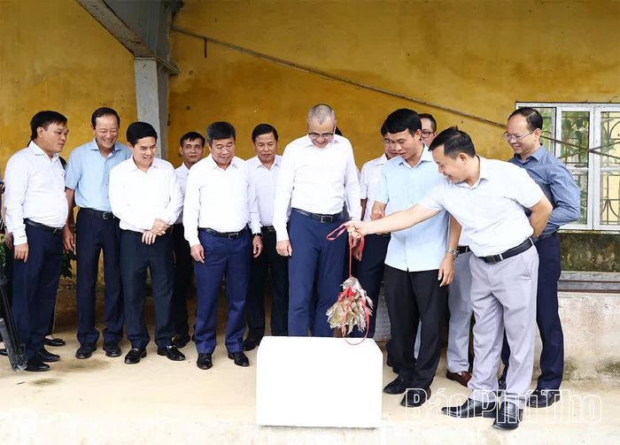 Đồng chí Bí Thư Tỉnh ủy Phạm Đại Dương và các đại biểu tham quan mô hình nuôi thử nghiệm ếch Thái tại Trại Sản xuất giống thủy sản Vĩnh Phúc, Trung tâm Phát triển nông, lâm nghiệp và thủy sản tỉnh Phú Thọ.