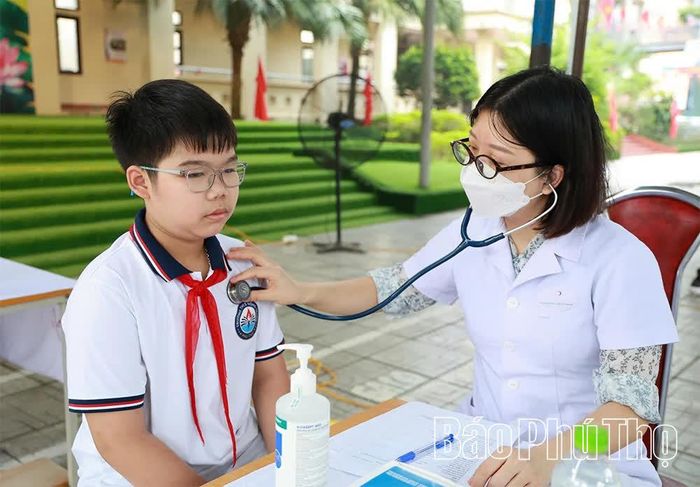 Các bác sĩ thăm khám cho học sinh Trường THCS Nông Trang.