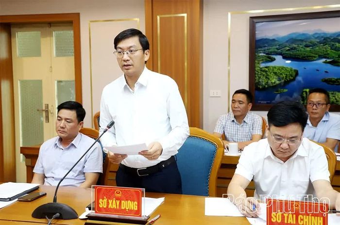 Giám đốc Sở Xây dựng Nguyễn Xuân Quang báo cáo tại hội nghị.