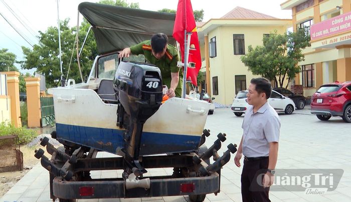 Kiểm tra phương tiện, vật tư sẵn sàng sử dụng khi có tình huống thiên tai - Ảnh: L.Chi