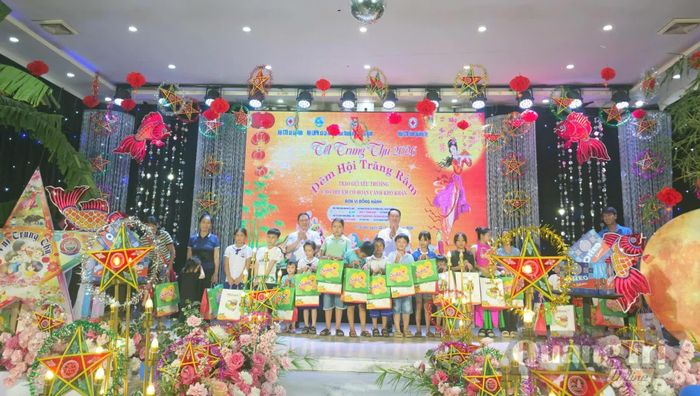 Ban tổ chức trao quà Trung thu cho các em thiếu nhi trên địa bàn - Ảnh: L.Chi
